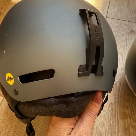Gray Giro Snowboard Helmet size Adult Medium - Picture 2 of 8